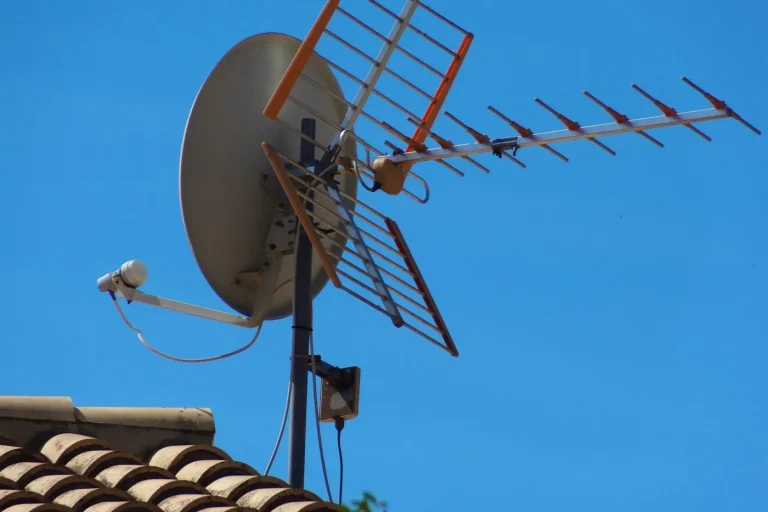 2332818-c-est-via-un-systeme-dantennes-paraboliques-que-qu.jpg