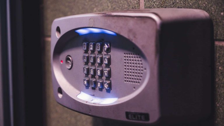mon-voisin-a-installe-une-sonnette-connectee-qui-filme-jusque-chez-moi-et-ce-nest-pas-pour-surveille.jpeg