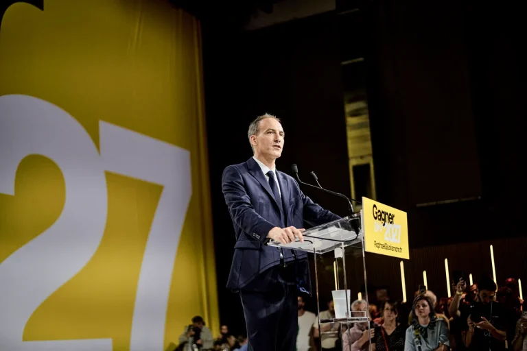 2505809-raphael-glucksmann-lors-d-un-grand-meeting-a-auber.jpg