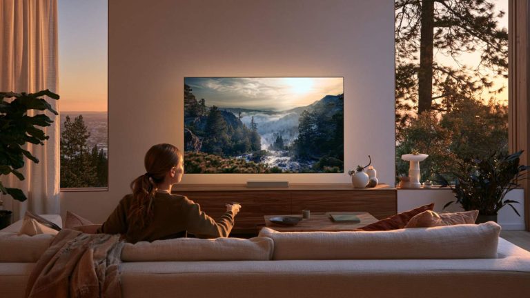 numerama-professional-photography-of-a-woman-watching-tv-on-h-6fe71177-7750-4194-8cd5-a8bd2d4a1848-2.jpeg